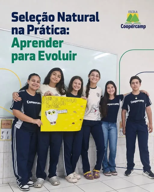 Alunos do 9º ano com cartaz do trabalho Seleção Natural na Prática