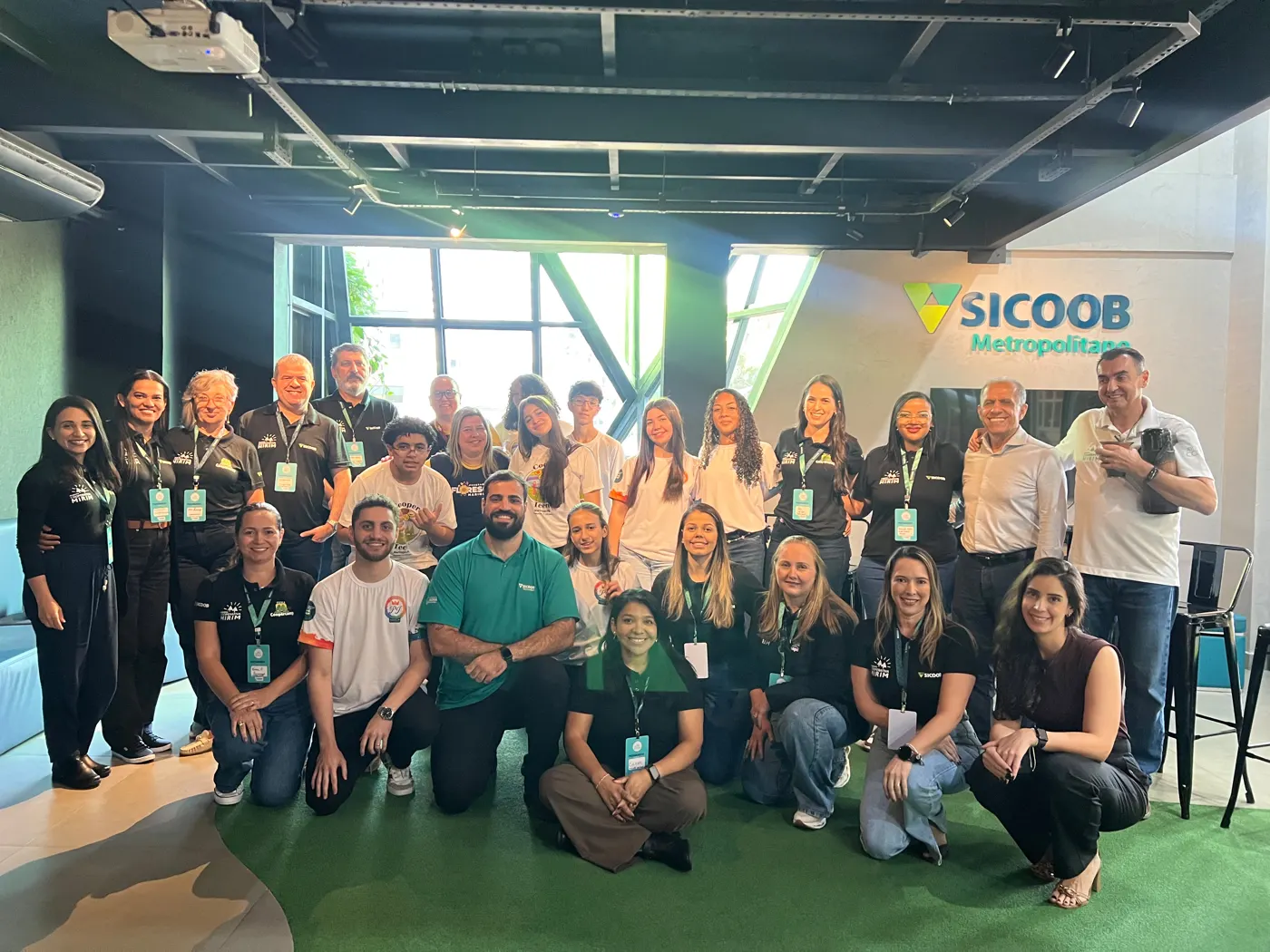 Grupo de professores e participantes na visita ao Sicoob