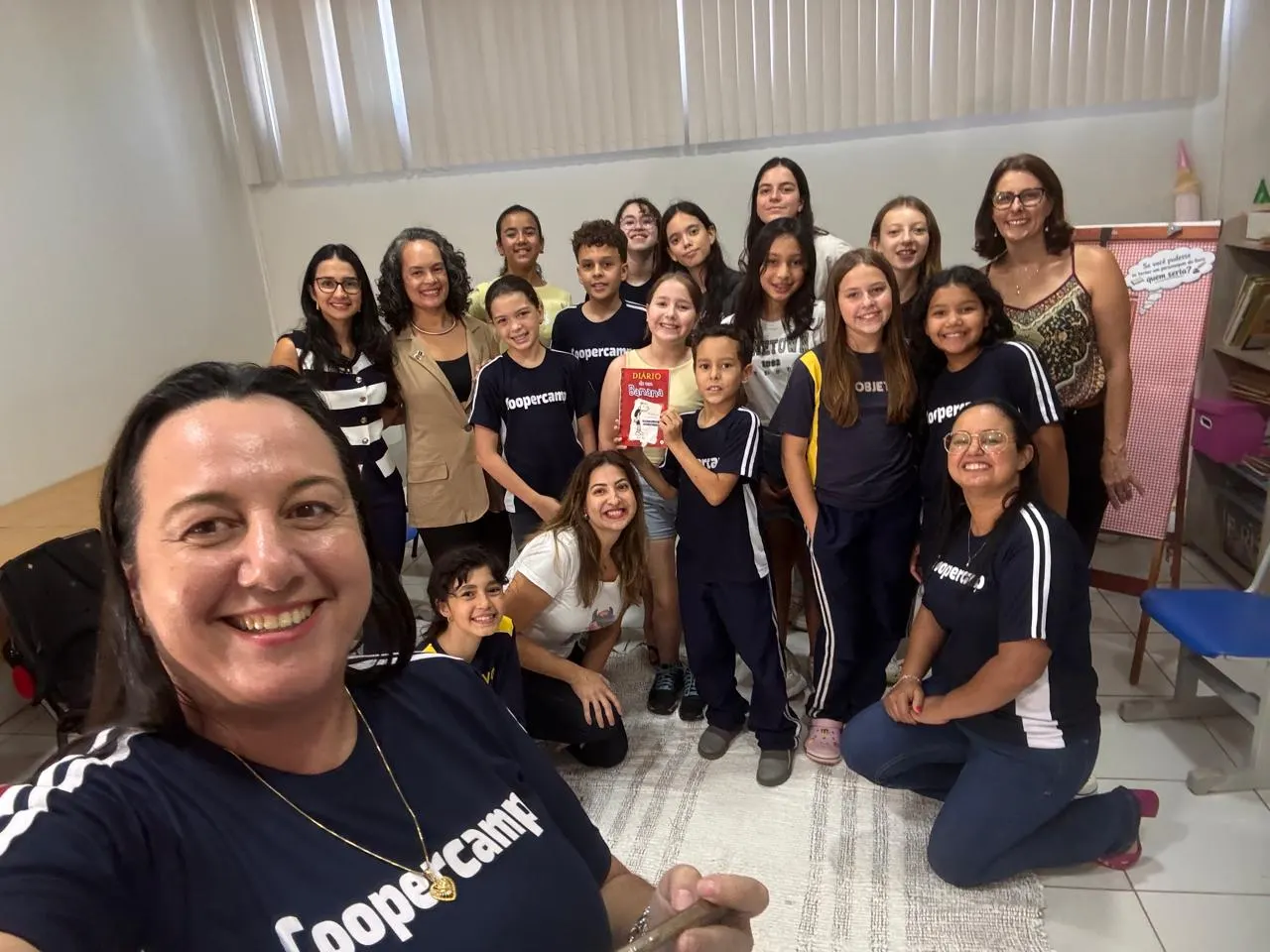 Alunas e professora reunidas no primeiro encontro do clube do livro