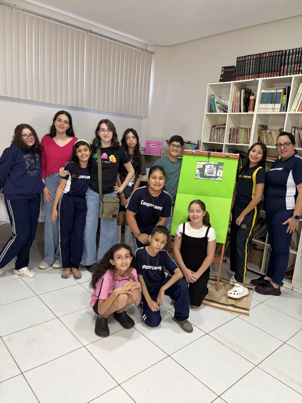 Alunos e professoras no terceiro encontro, junto ao mural verde